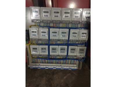 安裝配電箱時，如何確保電氣連接的可靠性和安全性？